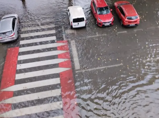 Una de las calles del barrio de Nueva Monta&ntilde;a, en Santander. / X
