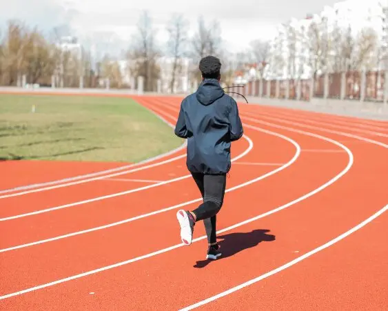 Una persona corre en una pista de atletismo. / A.P.