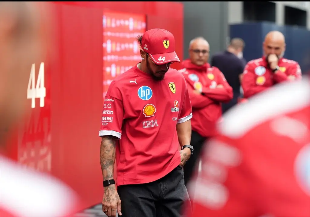 El piloto de Ferrari, Lewis Hamilton, cabizbajo. / Bradley Collyer