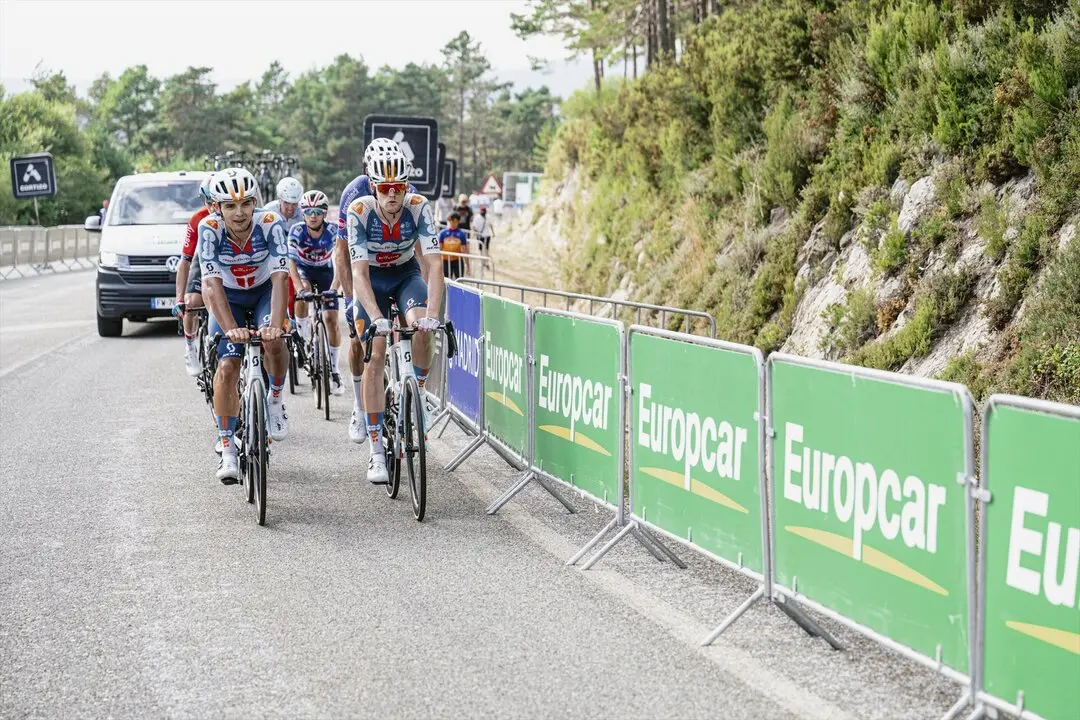 Varios ciclistas en una etapa de LaVuelta. / EP