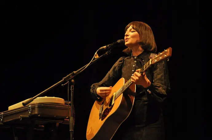 La cantante de pop folk Alondra Bentley durante un concierto. / x
