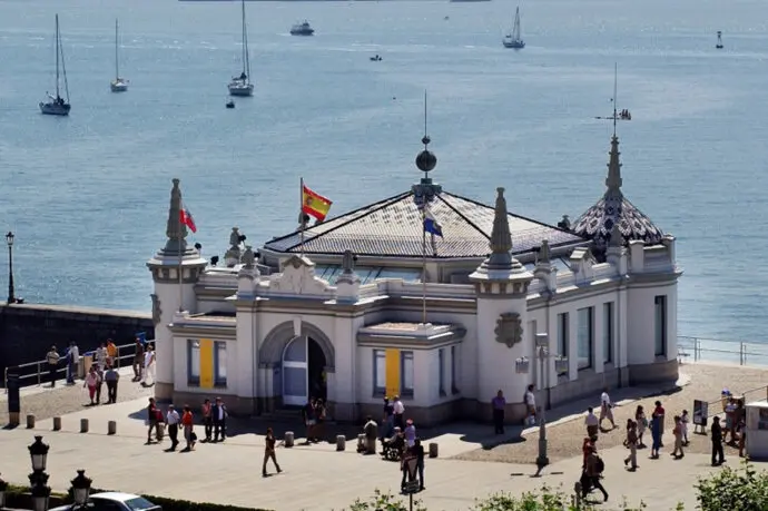 Exteriores del Palacete del Embarcadero en el paseo mar&iacute;timo. / x