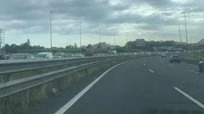 Varios coches durante el atasco en la A-67. / ALERTA