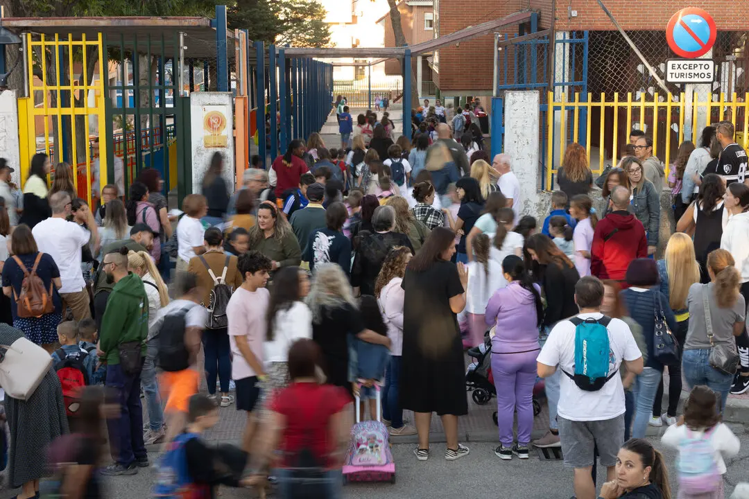 Familiares el primer d&iacute;a del curso escolar. / EP