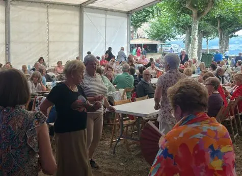 Varias se&ntilde;oras disfrutan de las Fiestas de la Virgen del Monte. / A.M.