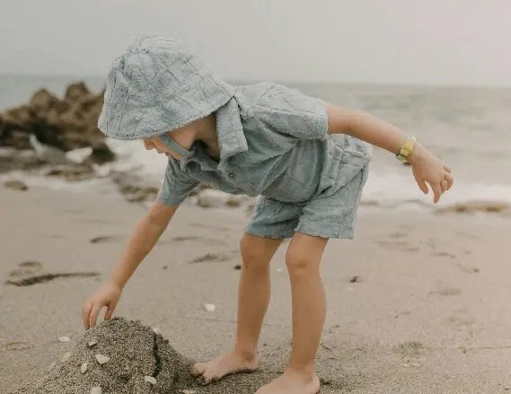 Un ni&ntilde;o jugando en la playa. / A.P.