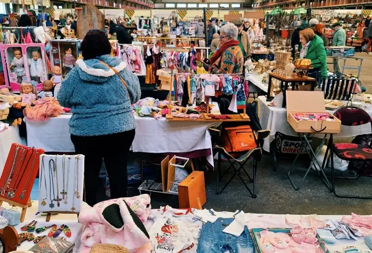 Varias personas en un mercadillo. / Ferias Cantabria