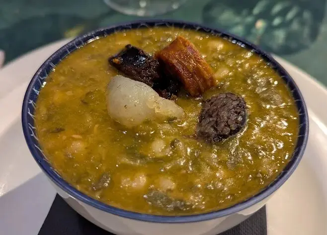 Plato de cocido del restaurante. / A.J.