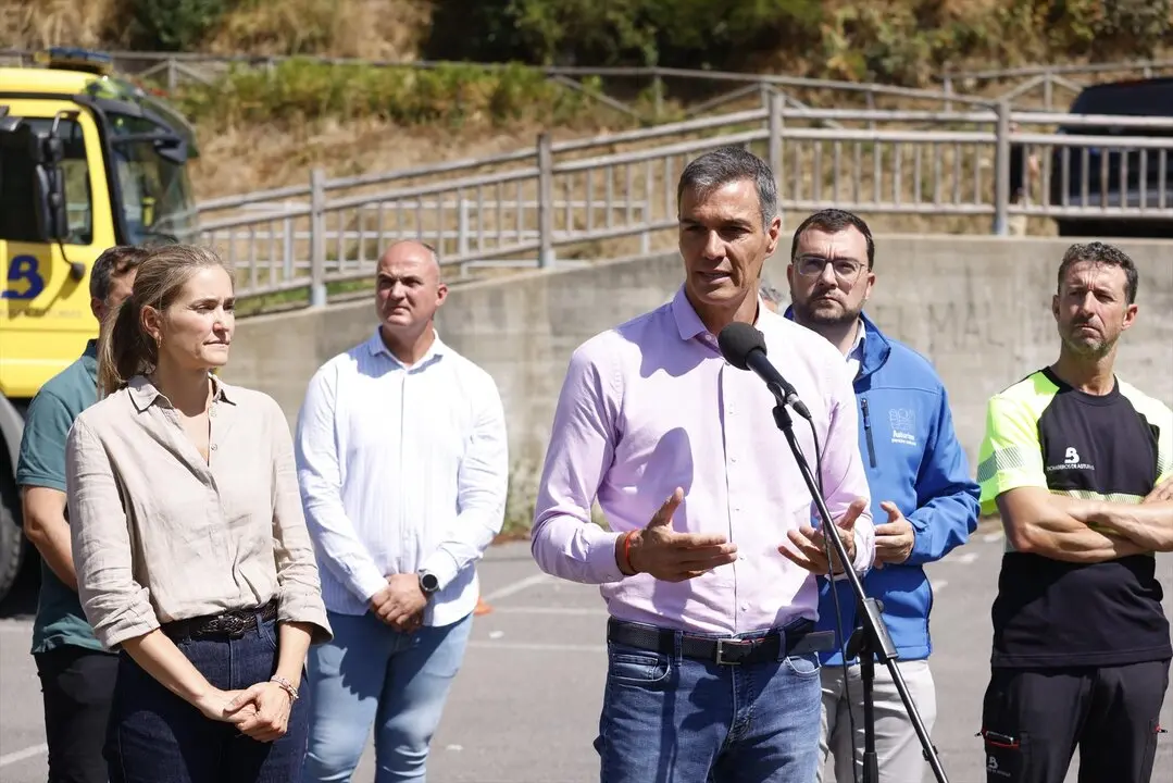 El presidente del Gobierno, Pedro S&aacute;nchez, acompa&ntilde;ado por el presidente del Principado de Asturias, Adri&aacute;n Barb&oacute;n. / Imanol Rimada