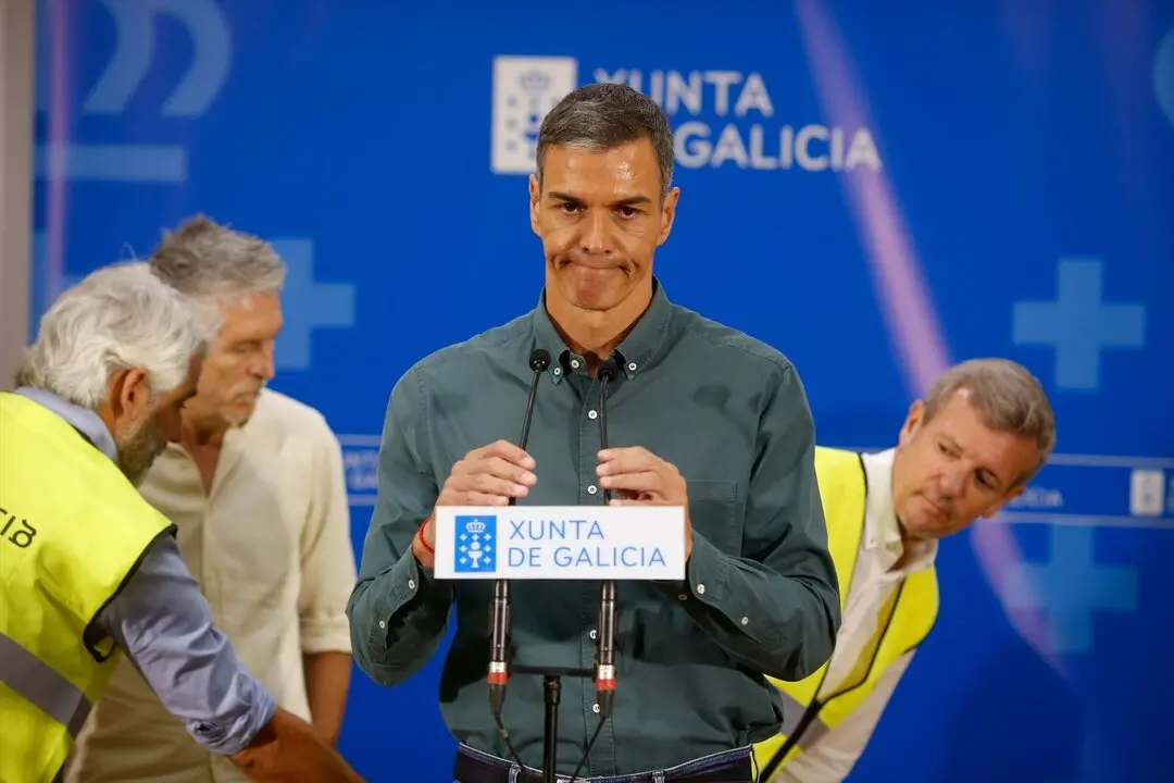 El presidente del Gobierno, Pedro S&aacute;nchez (c), interviene durante su visita al Centro de Coordinaci&oacute;n Operativo contra incendios de Ourense. / Carlos Castro