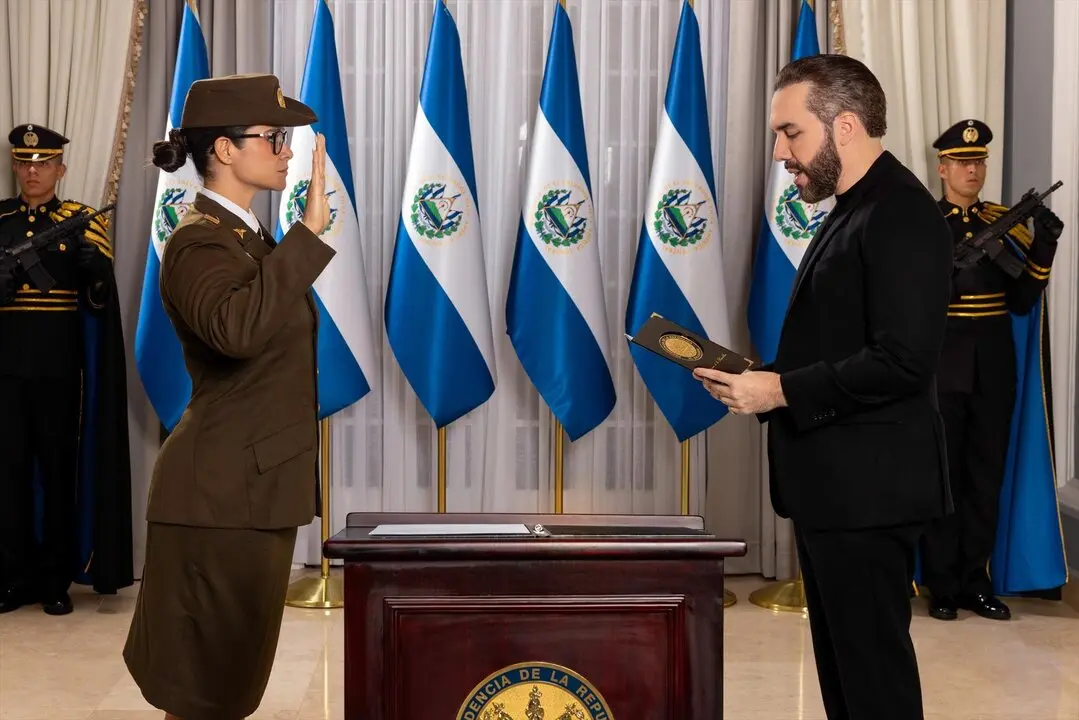 La nueva ministra de Educaci&oacute;n de El Salvador,, Karla Trigueros, toma posesi&oacute;n ante el presidente de El Salvador, Nayib Bukele. / EP