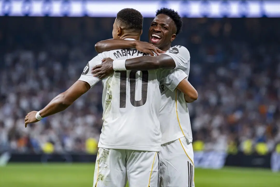 Vinicius y Mbapp&eacute; celebran el gol del franc&eacute;s / Alberto Gardin