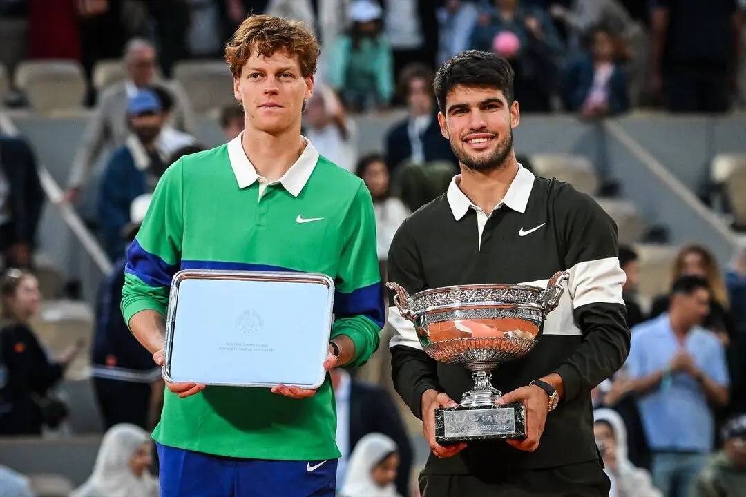 Carlos Alcaraz y Jannik Sinner tras Roland Garros. / EP