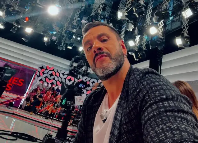 El periodista Javier Cid durante un programa en 'Y Ahora Sonsoles'. / @javiercid_
