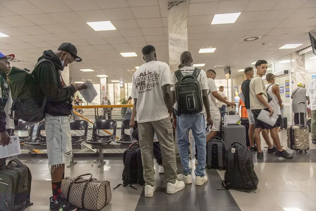 Decenas de migrantes embarcan para salir hacia la pen&iacute;nsula. / Antonio Sempere