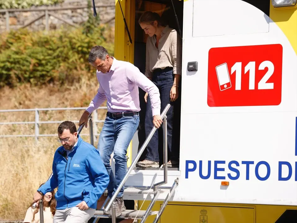 El presidente del Gobierno, Pedro S&aacute;nchez, acompa&ntilde;ado por el presidente del Principado de Asturias, Adri&aacute;n Barb&oacute;n. / Imanol Rimada