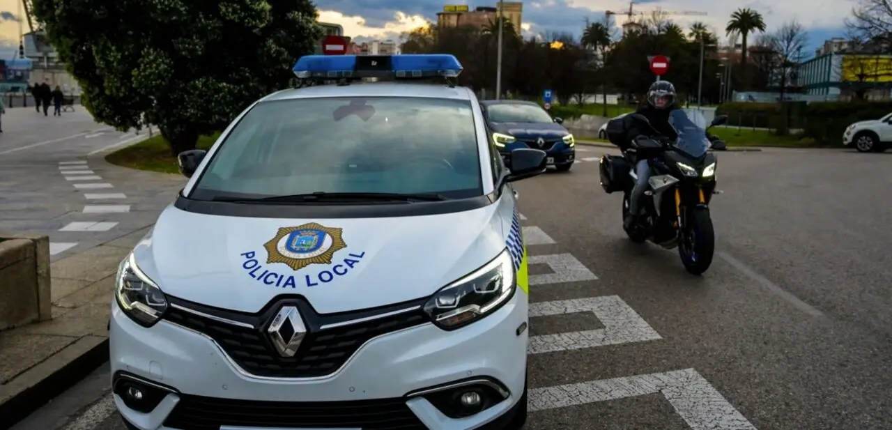 Veh&iacute;culo de la Polic&iacute;a Local de Santander. / Nacho Cubero