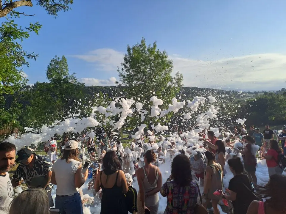 Fiesta de la espuma ayer en Mogro. / A.M.