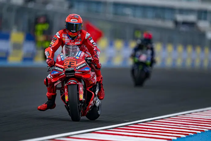 El piloto Marc M&aacute;rquez de Ducati Lenovo Team, Ducati Desmosedici GP25, action during the 2025 MotoGP Michelin Grand Prix of Hungary en el Balaton Park circuit. / x