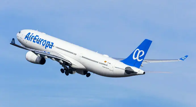 Uno de los aviones de Air Europa despega del aeropuerto Adolfo Suarez-Barajas. / x