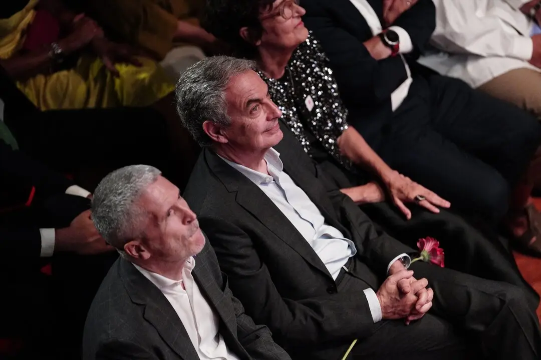 El ministro del Interior Fernando Grande-Marlaska (1i), y el expresidente del Gobierno Jos&eacute; Luis Rodr&iacute;guez Zapatero. / A. P&eacute;rez Meca