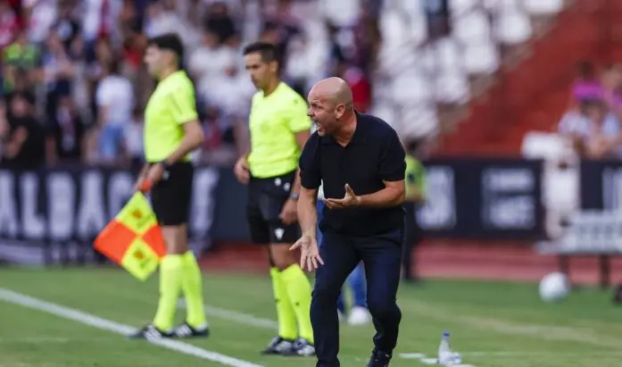 Jos&eacute; Alberto, en&eacute;rgico en la banda del Carlos Belmonte, dando indicaciones durante el vibrante duelo ante el Albacete.