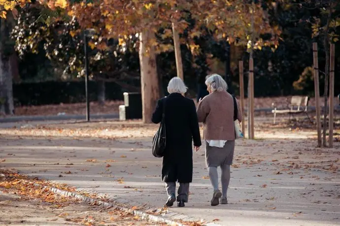 Dos jubilados dan un paseo. / EP