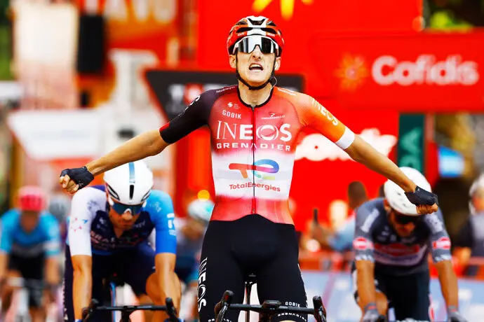 El ciclista brit&aacute;nico Ben Turner celebrando su triunfo en la cuarta etapa de La Vuelta 2025. / x