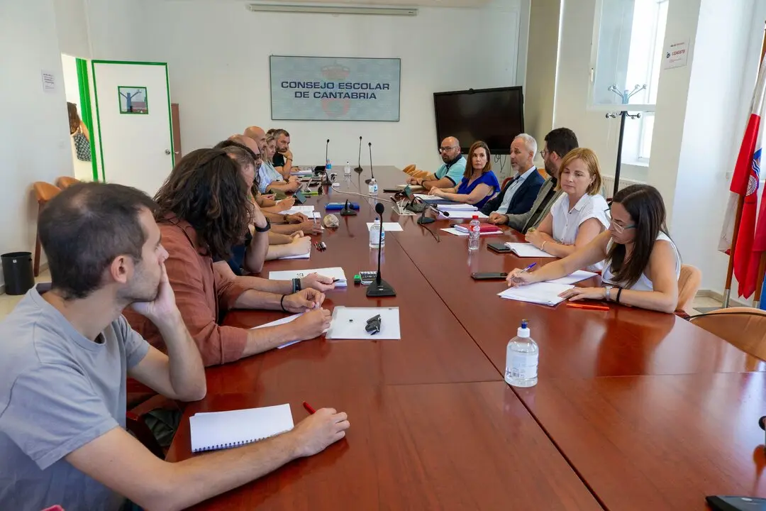 El consejero de Educaci&oacute;n, Sergio Silva, durante una reuni&oacute;n con la Junta de Personal Docente. / Alerta / Archivo