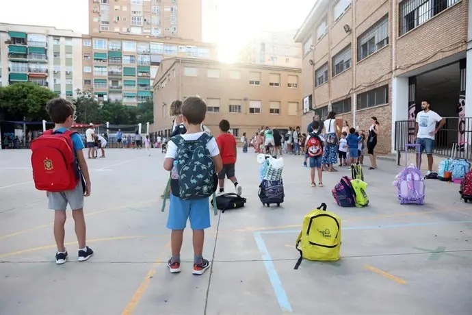 Varios ni&ntilde;os en el patio de un colegio. / EP