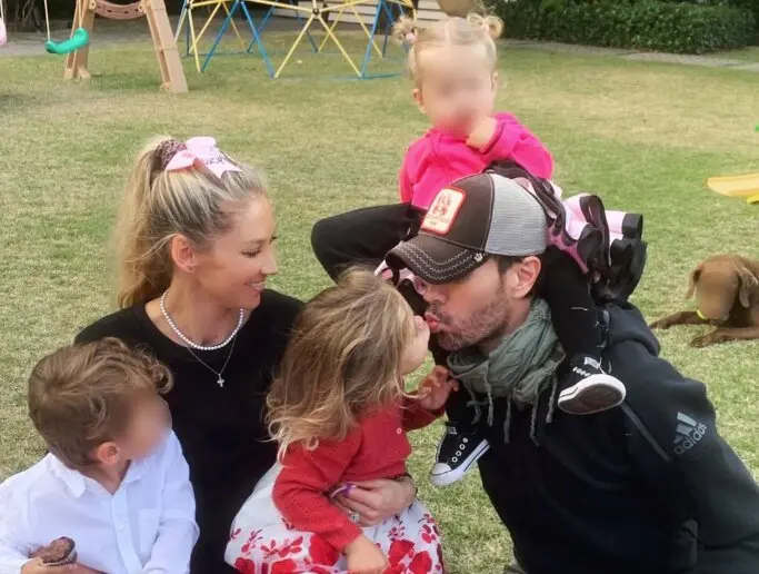 Enrique y Anna con sus tres hijos. / IG