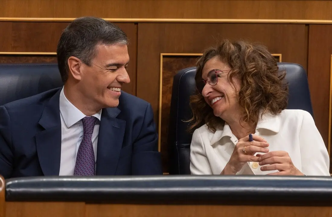 El presidente del Gobierno, Pedro S&aacute;nchez y la vicepresidenta primera y ministra de Hacienda, Mar&iacute;a Jes&uacute;s Montero. / Eduardo Parra