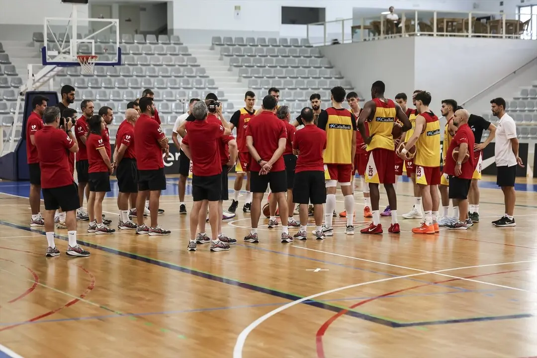 Los jugadores de Espa&ntilde;a durante un entrenamiento. / EP