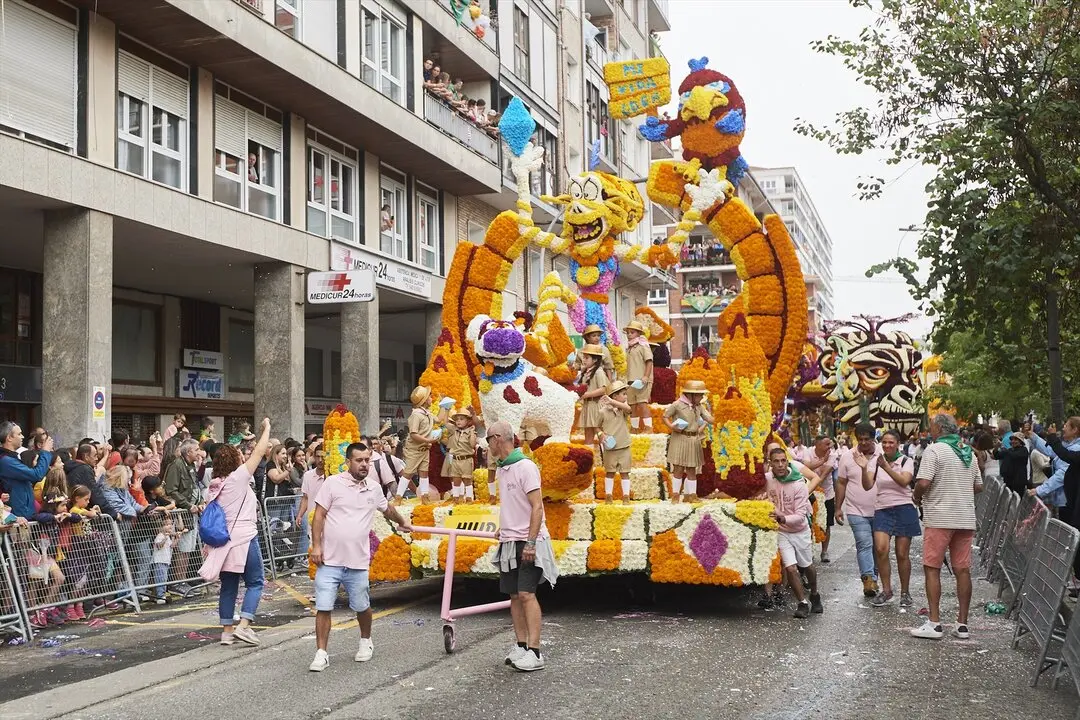 Una de las carrozas durante el desfile de la Batalla de las Flores. / C&eacute;sar Ortiz