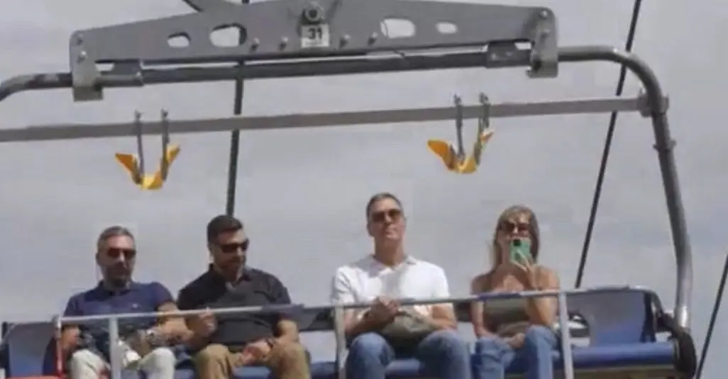 Pedro S&aacute;nchez junto a Bego&ntilde;a G&oacute;mez de vacaciones. / RRSS