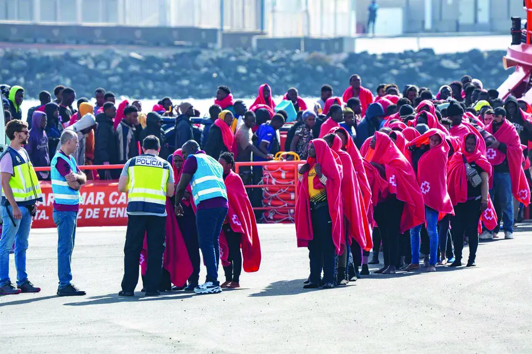 Los servicios sanitarios atienden a migrantes llegados en cayuco a Puerto Naos. / EP