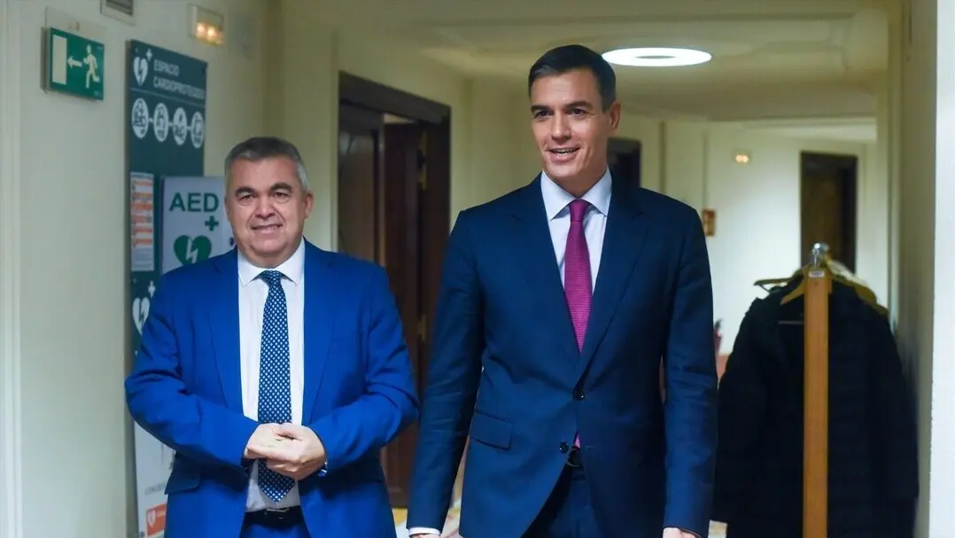 El exsecretario de Organizaci&oacute;n del PSOE, Santos Cerd&aacute;n (i), y el presidente del Gobierno, Pedro S&aacute;nchez. / Gustavo Valiente