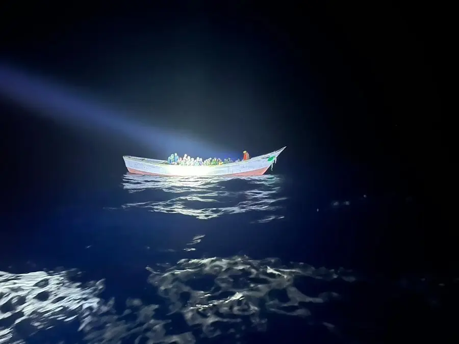 Patera rescatada a 4 millas de El Hierro. / S.M.