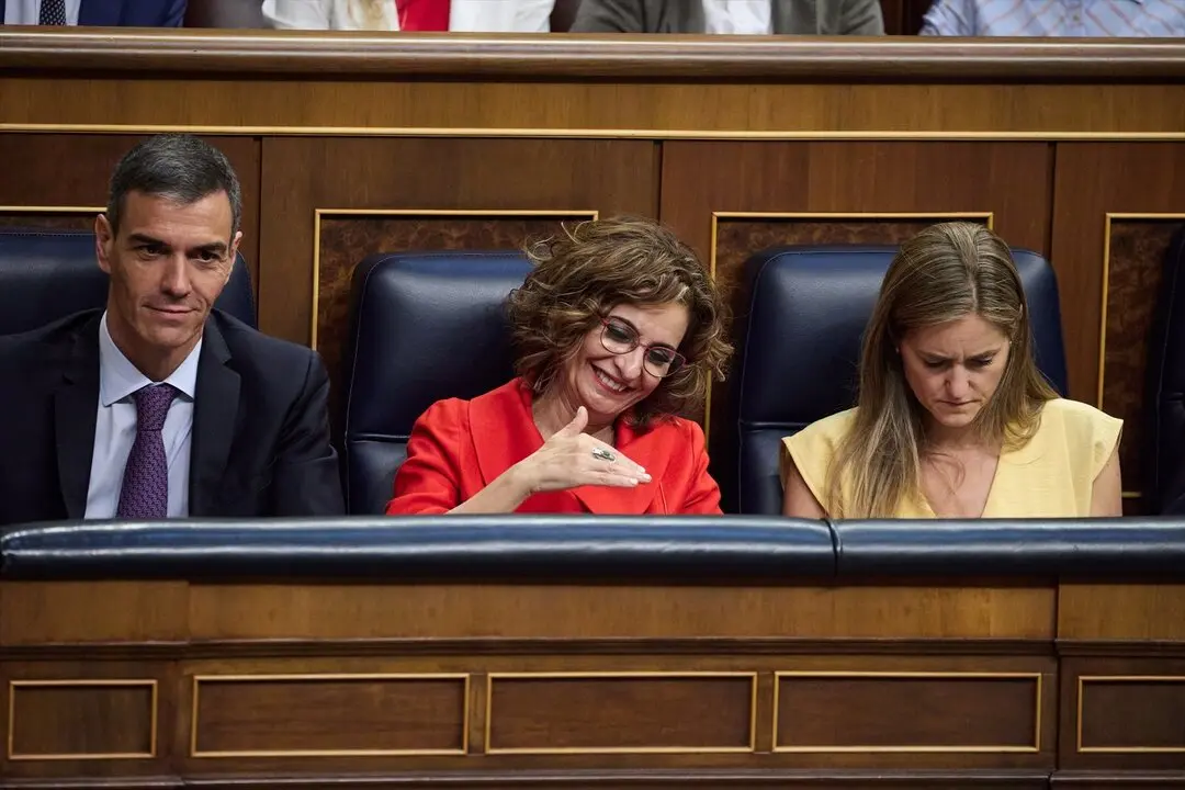 (I-D) El presidente del Gobierno, Pedro S&aacute;nchez, la ministra de Hacienda, Mar&iacute;a Jes&uacute;s Montero, y la ministra para la Transici&oacute;n Ecol&oacute;gica y el Reto Demogr&aacute;fico, Sara Aagesen, durante un pleno. / Jes&uacute;s Hell&iacute;n