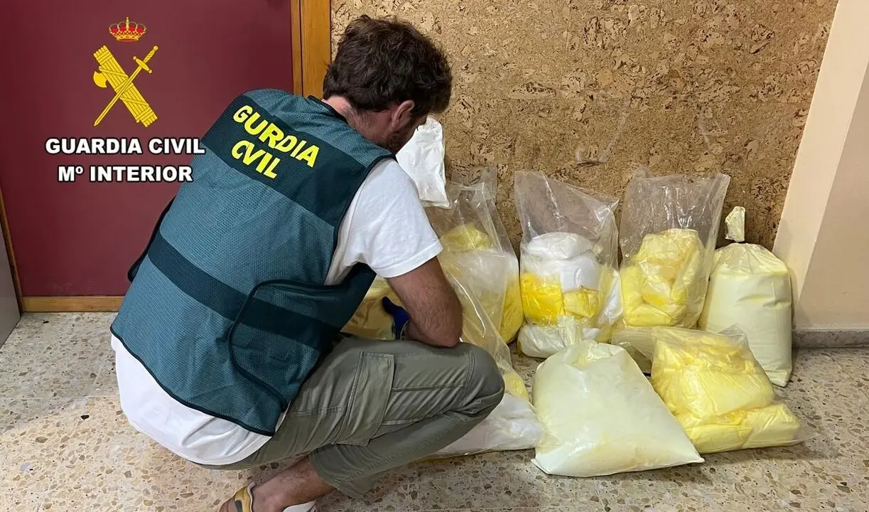 Detenidos dos hombres que transportaban 80 kilos de speed en una furgoneta en la A-67. / G.C.