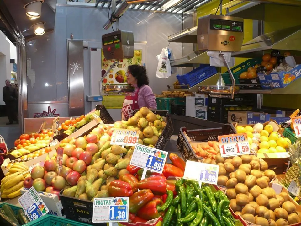 Una se&ntilde;ora en una fruteria. / EP