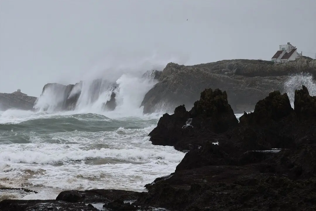 Llegada del temporal mar&iacute;timo de viento y lluvia a Cantabria. / C&eacute;sar Ortiz