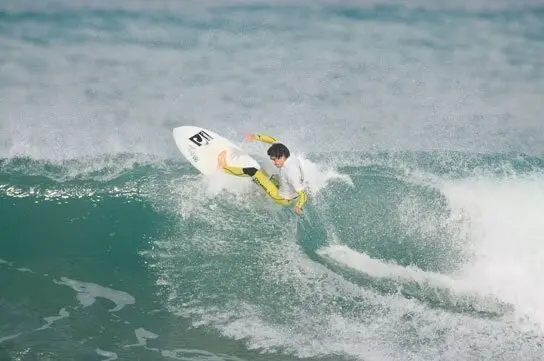 Una persona haciendo surf. / EP