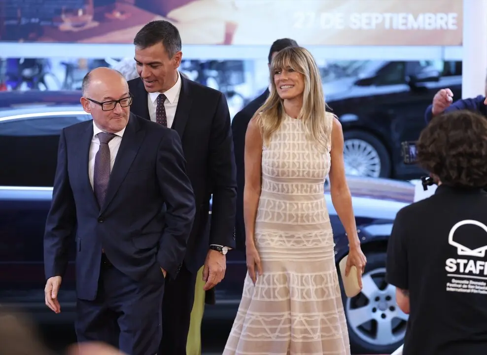 El presidente del Gobierno, Pedro S&aacute;nchez, y su mujer, Bego&ntilde;a G&oacute;mez, a su llegada a la entrega del Premio Donostia. / Ra&uacute;l Terrel