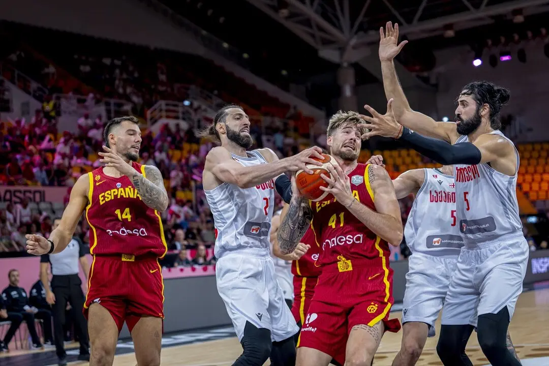 Juancho Hernang&oacute;mez intenta una canasta durante el Georgia-Espa&ntilde;a del Eurobasket 2025. / EP