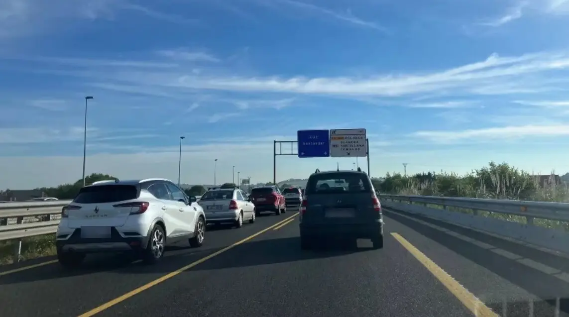 Varios coches en un atasco en la A-67. / A.E.