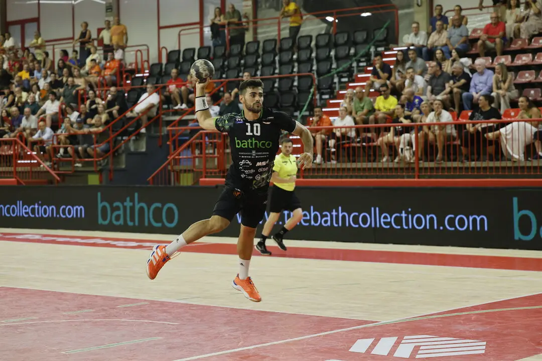 Un partido de BM Torrelavega en el Vicente Trueba. / L.P.