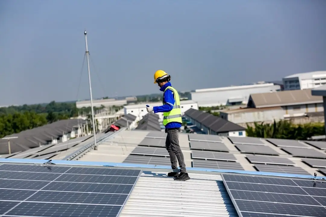 Operario instalando paneles solares. / EP