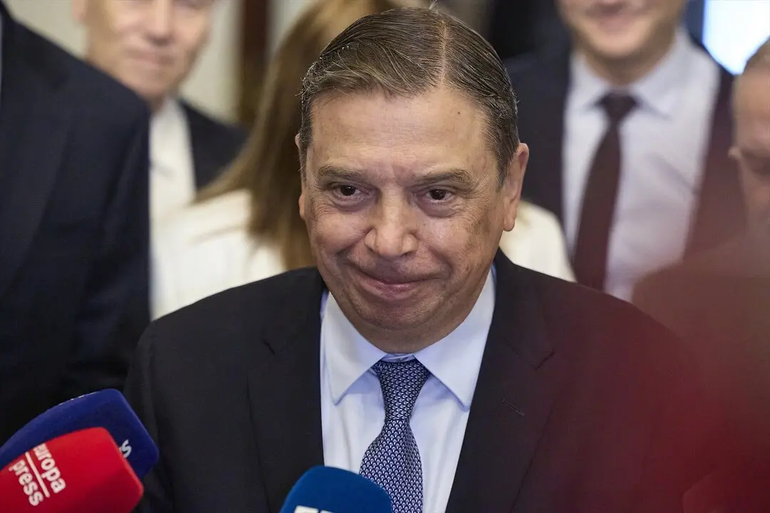 El ministro de Agricultura, Pesca y Alimentaci&oacute;n, Luis Planas, ofrece declaraciones a los medios durante la Comisi&oacute;n de Agricultura. / Jes&uacute;s Hell&iacute;n