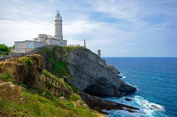 El faro sigue iluminando barcos, pero su antigua vivienda ilumina hoy a los visitantes con cultura, arte y memoria marinera. / A.S.P